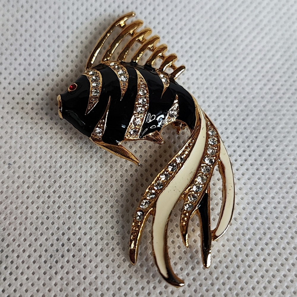 Enamel Angel Fantailed Fish Gold Tone Vintage Enamel Red Crystal Eyes Brooch